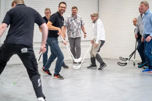 arbejdsplads-kolleger-spiller-floorball