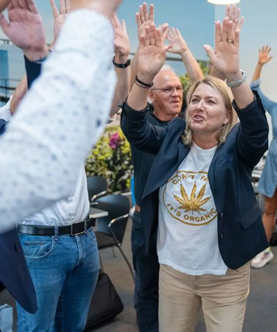 mennesker-giver-highfives-til-hinanden