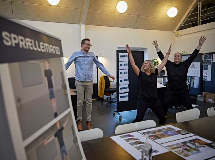 tre-personer-laver-spraellemaend-paa-kontor