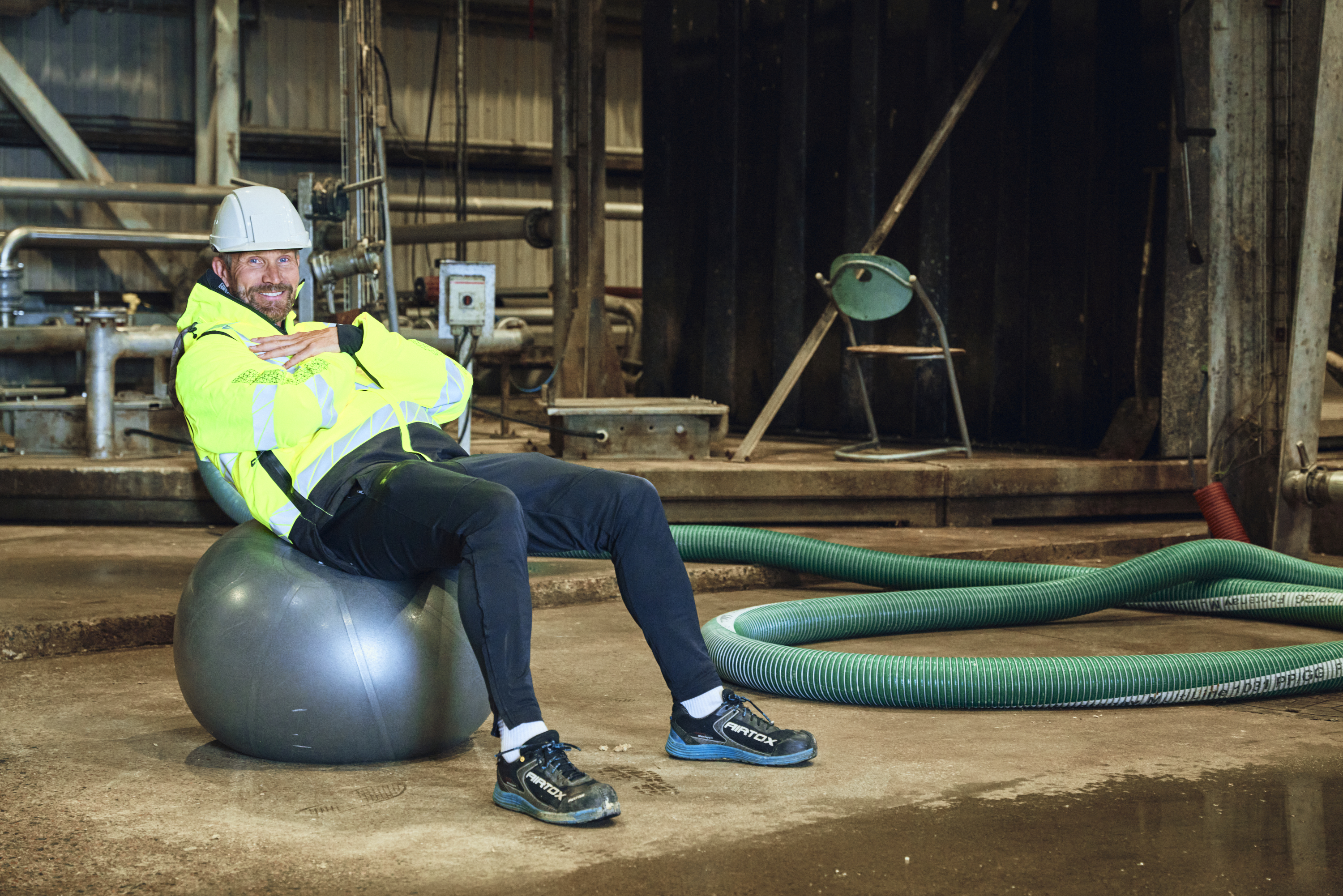 mark-abildhauge-paa-bold-i-vaerksted