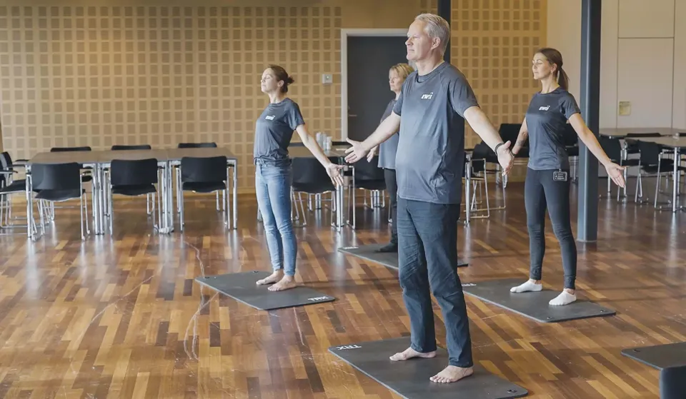 Ewii Har Mental Pause Med Yoga Paa Arbejdspladsen